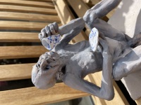 “Time out”. Skulptur af Flemming Hald. Udført i stentøj